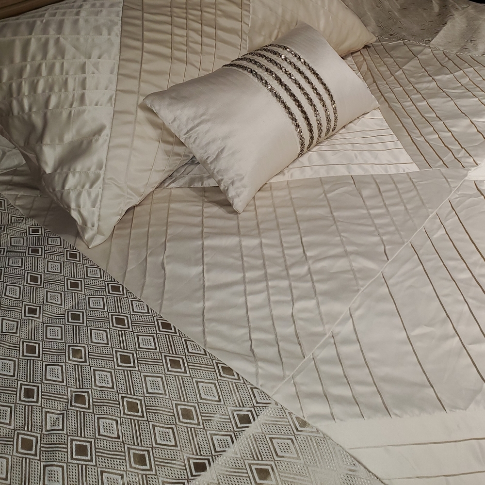 King size duvet cover with 2  extra large  Pillo